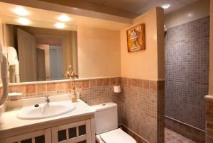 Koupelna v ubytování Apartamentos Turísticos Los Patios + 22 fotografií
