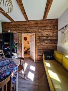 a living room with a couch and a table at La Luna di Ropienka in Ropienka