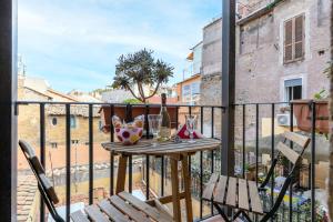 een balkon met een tafel met glazen erop bij Trastevere house with balcony,quiet NEW in Rome