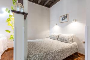 een slaapkamer met een bed in een kamer bij Trastevere house with balcony,quiet NEW in Rome