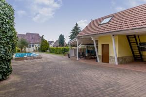 a house with a patio and a swimming pool at Superior Maisonette-Wohnung-nur 5 min zum Europapark in Kappel-Grafenhausen