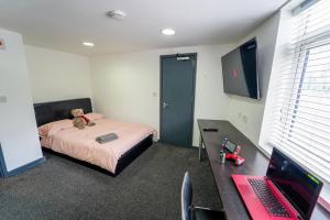 En eller flere senge i et værelse på Spacious 1-Bed Studio in Birmingham