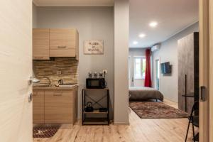A kitchen or kitchenette at Clodia Apartments
