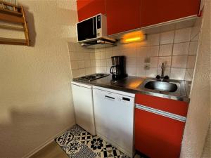 una pequeña cocina con fregadero y microondas en Studio Les Menuires, 1 pièce, 4 personnes - FR-1-452-52 en Les Menuires
