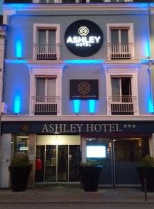 un hôtel en asley est éclairé la nuit dans l'établissement Ashley Hôtel Le Mans Centre Gare, au Mans