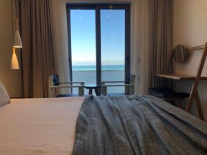 Postel nebo postele na pokoji v ubytování Nirvana Beach Hotel