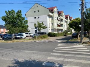 eine Kreuzung einer Straße mit einem weißen Gebäude in der Unterkunft Apartament Raluca - self check-in in Timişoara