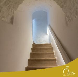 un escalier dans un bâtiment avec un escalier dans l'établissement IL Fico Luxury Home Ostuni, à Ostuni