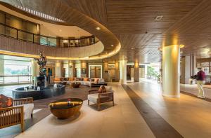 een lobby van een gebouw met een rond plafond bij Summit Windmill Golf Suite Hotel at Suvarnabhumi in Bangna