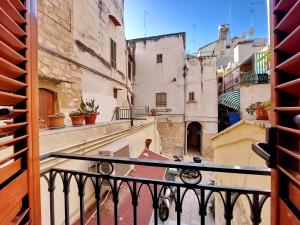 d'un balcon offrant une vue sur une ruelle. dans l'établissement Casa vacanze LaCorte ByFrancy, à Bari