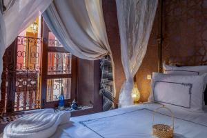 um quarto com uma cama e uma janela em Riad Rêves D'orient & Spa em Marrakech