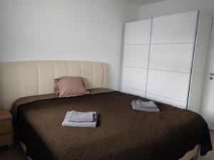 ein Schlafzimmer mit einem Bett mit zwei Handtüchern darauf in der Unterkunft Apartment in the old town in Bratislava + 7 Fotos