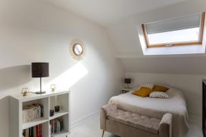 1 dormitorio con 1 cama, 1 silla y 1 ventana en Maison Mareuil, en Mareuil-lès-Meaux