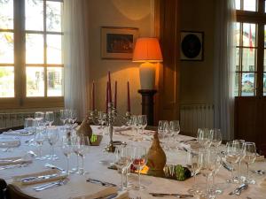 un lungo tavolo con bicchieri da vino e candele sopra di Château Maucaillou a Moulis-en-Médoc