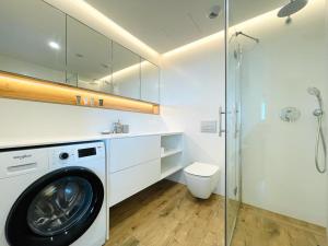 Kúpeľňa v ubytovaní PINEA Apartments Pobierowo z niesamowitym widokiem na morze oraz jacuzzi w wybranych apartamentach + 37 fotografií