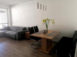 ein Wohnzimmer mit Tisch und Couch in der Unterkunft Apartment in the old town in Bratislava