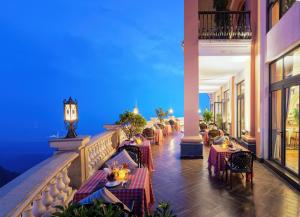 un balcone di un hotel con tavoli e sedie di Venus Hotel Tam Đảo a Tam Ðảo