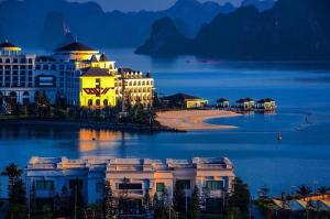 vista su un hotel e su una spiaggia di notte di Ha Long Homestay luxury apartment a Ha Long
