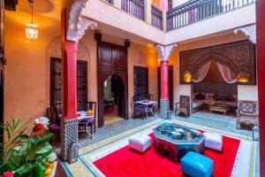 um quarto amplo com uma sala de estar com lareira em Riad Rêves D'orient & Spa em Marrakech