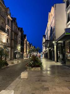 una calle vacía en una ciudad por la noche en Le Charmant Studio Troyen, en Troyes