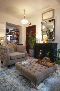 卡齊米日－多爾尼的住宿－Willa Murka，带沙发和镜子的客厅