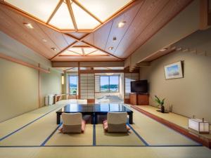 富士吉田的住宿－Kaneyamaen，客厅配有桌子和两把椅子