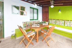 een eetkamer met een houten tafel en stoelen bij Casa La Caleta in Los Llanos de Aridane