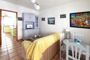 un soggiorno con divano e tavolo di Casa La Caleta a Los Llanos de Aridane