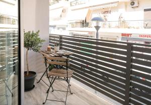 valla de madera con silla en el balcón en Elvira City Apartment, en La Canea