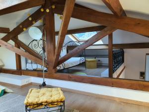 Camera con soffitto con travi in legno. di Villa Moana a Èze
