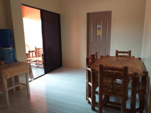 班塔延島的住宿－Solsken Guest House，一间带木桌和椅子的用餐室