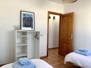 ein Zimmer mit 2 Betten und blauen Handtüchern darauf in der Unterkunft Salitre Apartamento in El Golfo