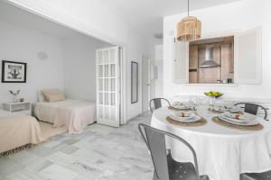 Postel nebo postele na pokoji v ubytování 2BDR apartment with Sea View in Golden Mile, Marbella