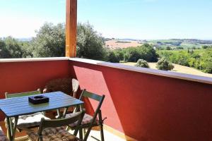 einen blauen Tisch und Stühle auf einem Balkon mit Aussicht in der Unterkunft Appartamento Valentina: relax e natura in Sirolo