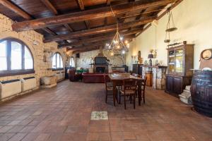 - une cuisine et une salle à manger avec une table et des chaises dans l'établissement Casa Vacanze Villa Giada Jacuzzi, à Raguse
