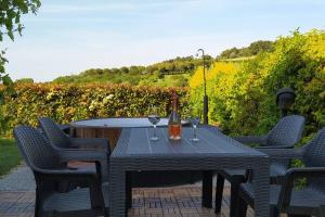 einen Tisch mit einer Flasche Wein und zwei Weingläsern in der Unterkunft Appartamento Valentina: relax e natura in Sirolo