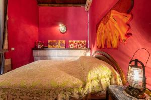 - une chambre avec un lit dans un mur rouge dans l'établissement Casa Vacanze Villa Giada Jacuzzi, à Raguse
