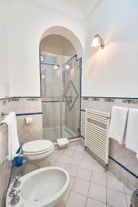 een badkamer met een douche, een toilet en een wastafel bij B&B Casa Silvana in Capri