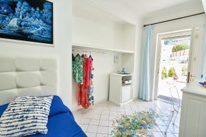 una camera con letto e porta scorrevole in vetro di B&B Casa Silvana a Capri