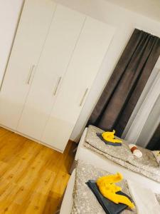 two beds in a room with yellow objects on them at Leon 3 wunderschönes neues Apartment in Linz