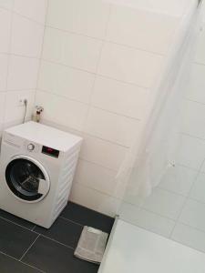 een wasmachine in een hoek van een kamer bij Leon 3 wunderschönes neues Apartment in Linz