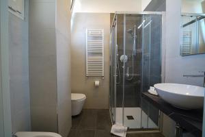 uma casa de banho com um lavatório, um WC e um chuveiro em Hotel Imperial Beach - Dada Hotels em Rimini