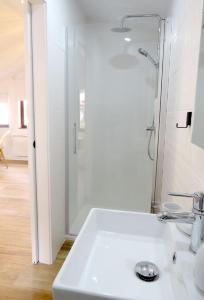 Kylpyhuone majoituspaikassa Apartamentos la Garita - Casa Miro y Marianita - 301C Cudillero