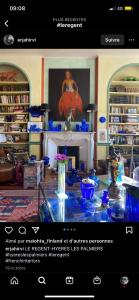página web de una sala de estar con chimenea en Chambres d'hôtes Le Regent en Hyères