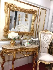 Ruang duduk di President Luxury
