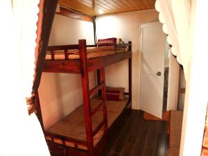 - un couloir avec 2 lits superposés dans une chambre dans l'établissement Xô Xôn Homestay, à Kon Rơbang