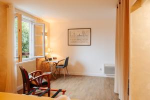 a room with a table and chairs and a window at Chambres Aguerria Hendaye in Hendaye