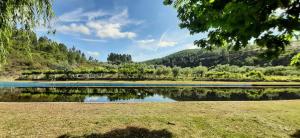 - une vue sur un lac avec des montagnes en arrière-plan dans l'établissement acalma - sesmo, à Sarzedas