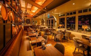 un restaurant avec des tables et des chaises et un bar dans l'établissement Thalassa Beach Houses, à Zandvoort