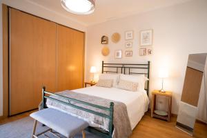 una camera da letto con un letto e una sedia di Sovipral Homes Casa Marina a Olhão Altre 23 foto